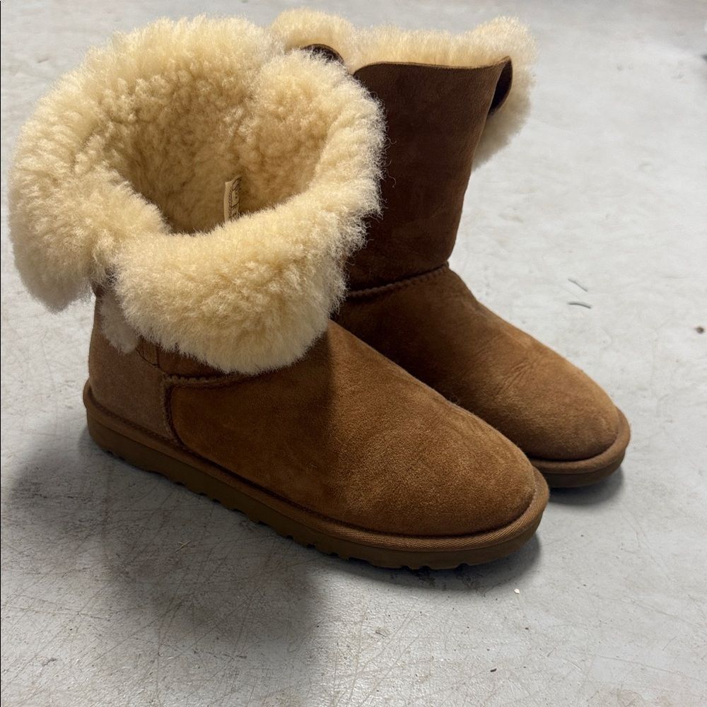 Cozy Brown Shearling UGG Boots - Great Condition Size 6 UGG's - Tan Winter Shoes